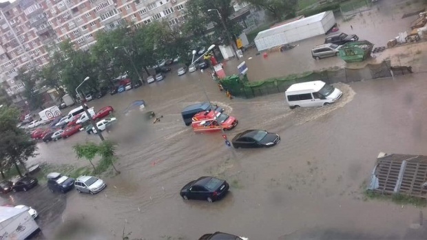 alerta la isu bucuresti imagini de la localnici 17 copaci si doi stalpi cazuti pe strazi sau masini din
