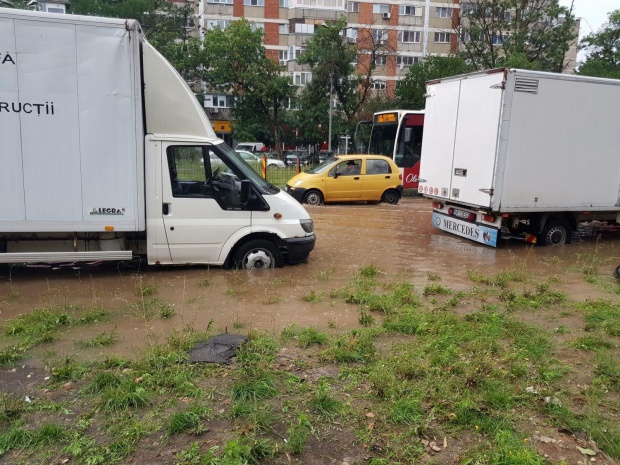 alerta la isu bucuresti imagini de la localnici 17 copaci si doi stalpi cazuti pe strazi sau masini din