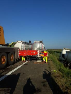 UPDATE. Traficul pe Autostrada Soarelui este în continuare deviat, pe ambele sensuri. A început operațiunea de transfer al kerosenului.