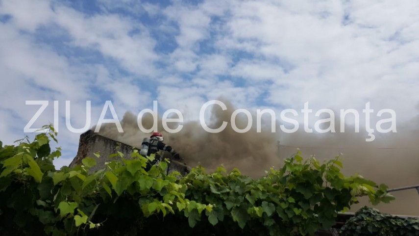 alerta la isu dobrogea o locuinta din palazu mare a fost cuprinsa de flacari pompierii chemati in ajutor alerta la isu dobrogea o locuinta din palazu mare a fost cuprinsa de flacari pompierii chemati in ajutor