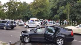 Imagini de la eveniment. Accident rutier pe strada Traian din Constanța. Două mașini implicate. Trei victime (galerie foto-video)     