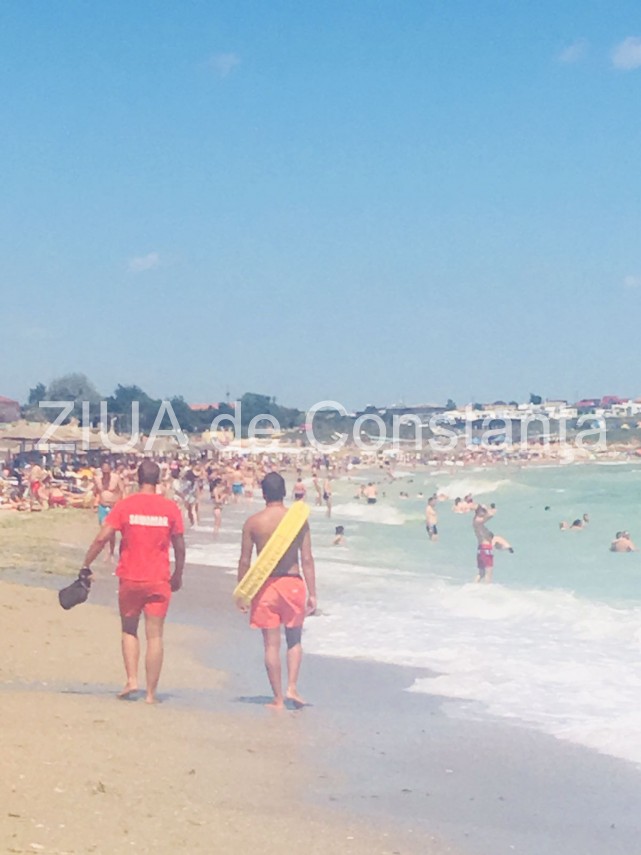 alerta la malul marii pe plaja de la vama veche 2 mai a fost arborat steagul rosu turistii se cearta