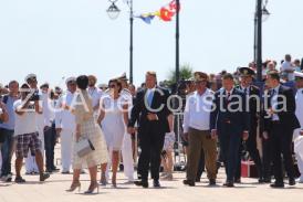 Femeia care, la Ziua Marinei, a fost mereu cu doi paşi în faţa lui Iohannis. Îl conduce pe preşedinte din mişcările degetelor (galerie foto)
