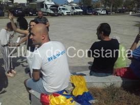 UPDATE Mai mulţi protestatari îi aşteaptă pe Liviu Dragnea şi pe Viorica Dăncilă, la Constanţa. Schimb de replici cu şeful de la Ordine Publică (galerie foto + video)        