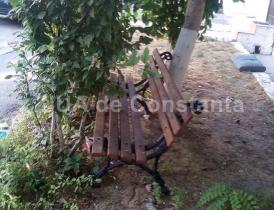 Locuitorii din Poarta 6, supăraţi pe tinerii din cartier. Au furat banca din parc şi au dus-o în faţa blocului (galerie foto)