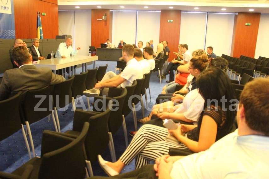 robert turcescu sustine un workshop la neptun in fata tineretului pmp iata ce subiect a abordat galerie robert turcescu sustine un workshop la neptun in fata tineretului pmp iata ce subiect a abordat galerie