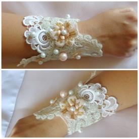 Handmade by Carmen Petrișor Corsaj perle şi flori  