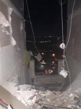 Explozie violentă într-un bloc din Chişinău. Faţada blocului, distrusă. Trei decedaţi, printre care şi un copil