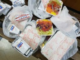 Țigări ascunse în caserole cu mâncare, descoperite într-un autocar, la Vama Veche (galerie foto)