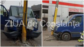 Imagini de la eveniment Accident rutier pe strada Ion Rațiu din Constanţa. Şoferul ar fi făcut infarct. A intrat direct într-un stâlp! (galerie foto+video)     