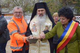 Locațiile pe care se vor construi o creșă și o nouă grădiniță în comuna Cumpăna au fost sfințite. Ce valoare au proiectele și cum vor arăta noile clădiri (galerie foto)