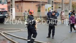 Imaginea zilei. Misiune inedită de salvare la Murfatlar în blocul cuprins de flăcări. Pe cine au salvat militarii ISU Dobrogea din incendiu (galerie foto) 