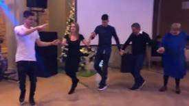 Gică Hagi, jucătorii săi şi invitaţii acestora au dansat pe ritmuri armâneşti la petrecerea de final de an a FC Viitorul (galerie foto + video)    