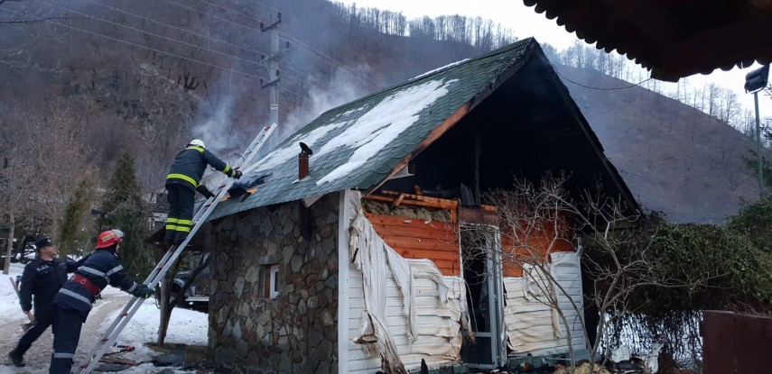 incendiu violent la o pensiune din localitatea brezoi judetul valcea pompierii au intervenit pentru stingere
