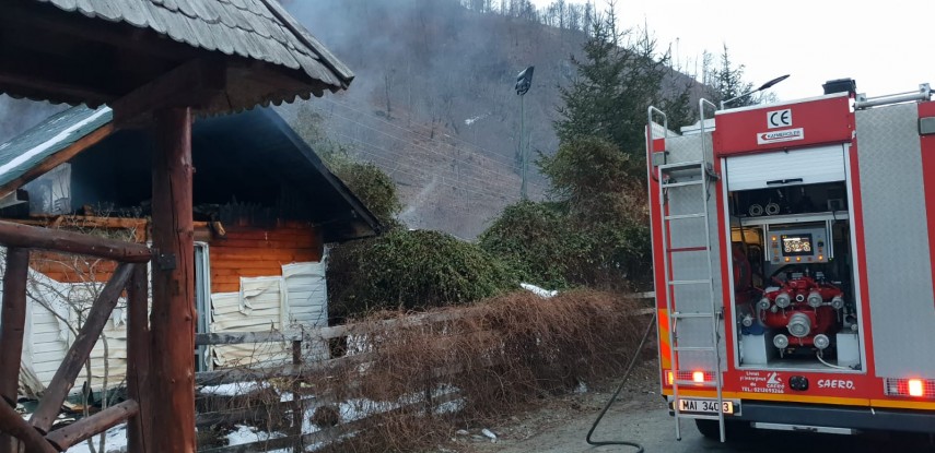 incendiu violent la o pensiune din localitatea brezoi judetul valcea pompierii au intervenit pentru stingere