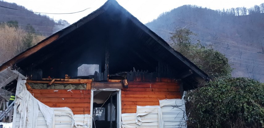 incendiu violent la o pensiune din localitatea brezoi judetul valcea pompierii au intervenit pentru stingere