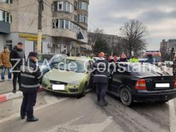 Imagini de la eveniment Constanța. Carambol la sensul giratoriu de pe bulevardul 1 Decembrie. Patru mașini implicate. Un șofer a fugit (galerie foto-video)                