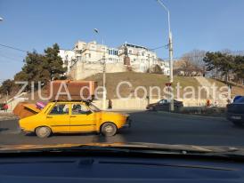 Imaginea Zilei! Incredibil câte piese de mobilier pot fi transportate deodată de o bătrână Dacie. Cum a fost surprins autoturismul în trafic la Constanța (galerie foto)