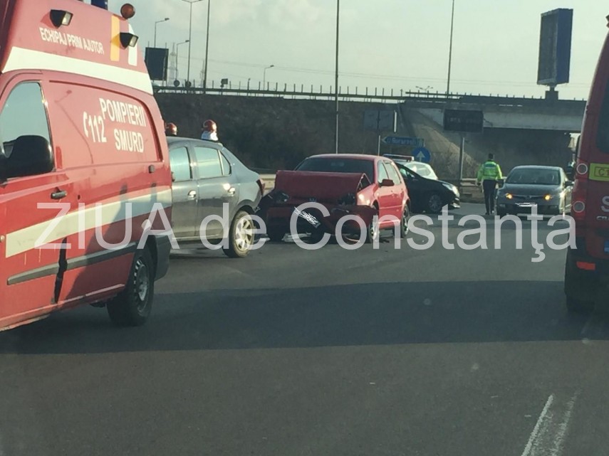 imagini de la eveniment accident rutier la intrare pe autostrada soarelui doua masini implicate intervin