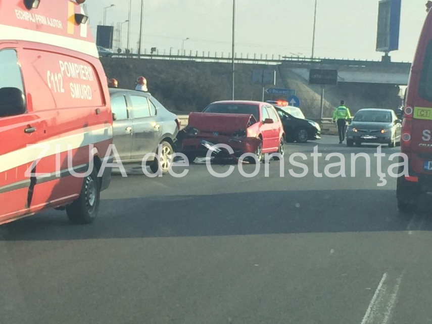 imagini de la eveniment accident rutier la intrare pe autostrada soarelui doua masini implicate intervin