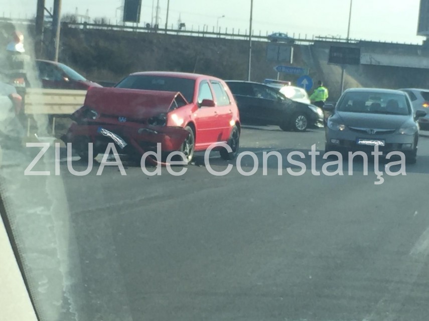 imagini de la eveniment accident rutier la intrare pe autostrada soarelui doua masini implicate intervin
