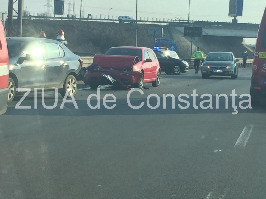 imagini de la eveniment accident rutier la intrare pe autostrada soarelui doua masini implicate intervin