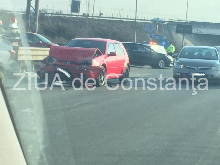 imagini de la eveniment accident rutier la intrare pe autostrada soarelui doua masini implicate intervin