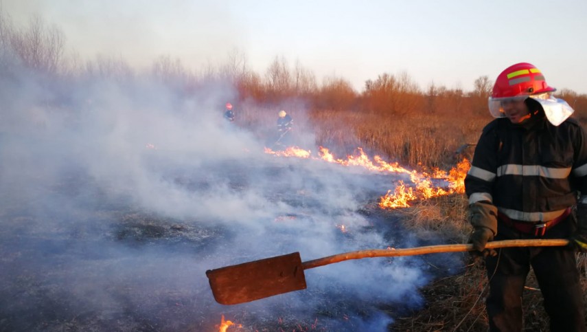 incendiu de amploare in judetul tulcea sute de hectare de vegetatie afectate pompierii chemati in ajutor