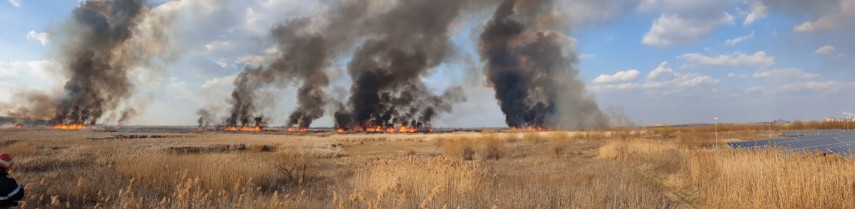 incendiu de amploare in judetul tulcea sute de hectare de vegetatie afectate pompierii chemati in ajutor