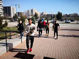 Fotbaliștii de la FC Viitorul au oferit flori doamnelor și domnișoarelor de la Universitatea Ovidius din Constanța (galerie foto+video)