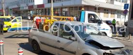 UPDATE. Imagini de la eveniment Accident în Constanţa, la intersecţia străzilor Mihai Viteazu şi Cuza Vodă, între un taxi şi o maşină de butelii. O persoană a fost rănită (galerie foto + video)    