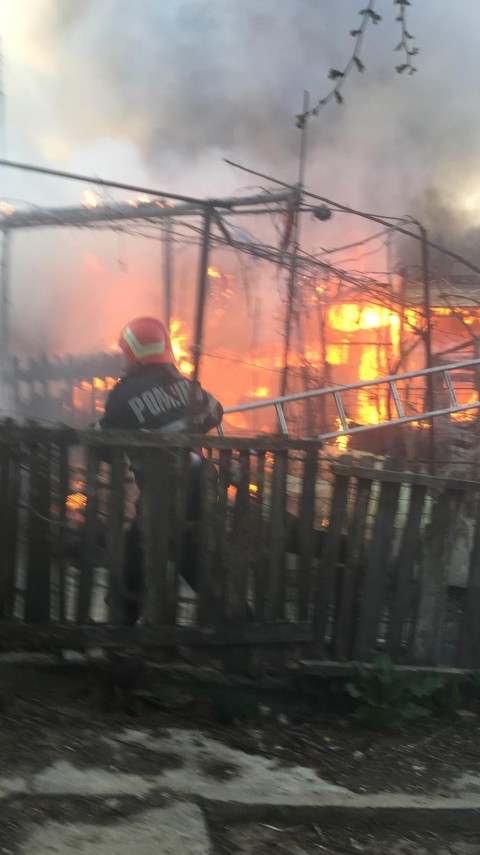 incendiu violent in municipiul tulcea o locuinta a fost cuprinsa de flacari pompierii chemati in ajutor