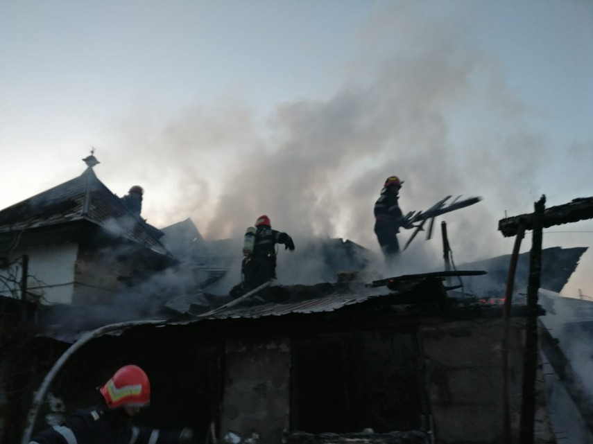 incendiu violent in municipiul tulcea o locuinta a fost cuprinsa de flacari pompierii chemati in ajutor