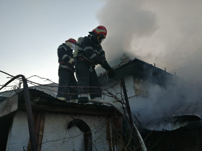 incendiu violent in municipiul tulcea o locuinta a fost cuprinsa de flacari pompierii chemati in ajutor