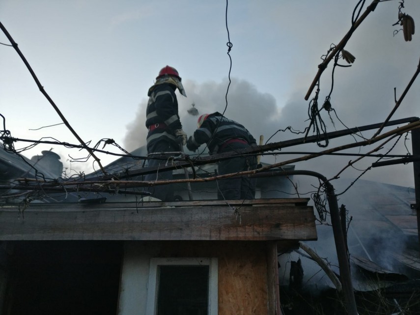 incendiu violent in municipiul tulcea o locuinta a fost cuprinsa de flacari pompierii chemati in ajutor