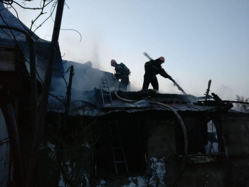 incendiu violent in municipiul tulcea o locuinta a fost cuprinsa de flacari pompierii chemati in ajutor