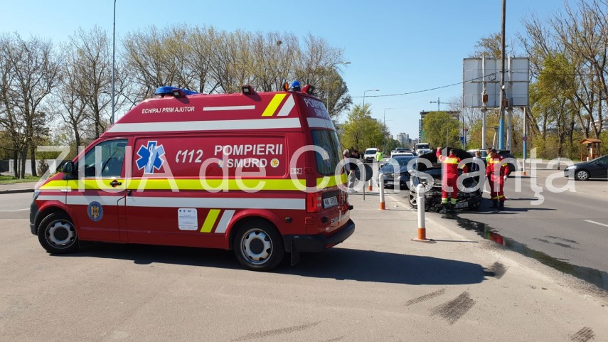 imagini de la eveniment accident rutier la intrare in mamaia doua masini implicate o femeie transportata