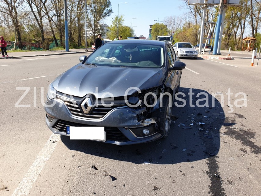 imagini de la eveniment accident rutier la intrare in mamaia doua masini implicate o femeie transportata