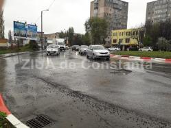 Imagini de la faţa locului  Cratere în sensul giratoriu din zona Lidl de pe şoseaua Mangaliei din Constanţa. Cine trebuie să le astupe (galerie foto)