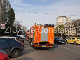 Constanța Incendiu la un apartament situat pe strada Soveja. Bărbat captiv în interior (galerie foto+video)       