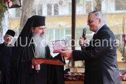 Diplomă jubilară şi medalie de aur, de la oameni de știință pentru Arhiepiscopul Tomisului  