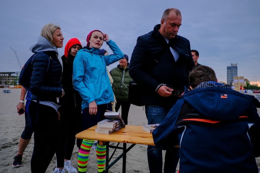 inedit lansare de carte la ora 4 30 pe plaja de la mamaia cu ocazia ultramaratonului autism 24h marea