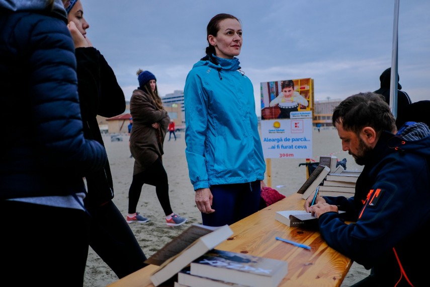 inedit lansare de carte la ora 4 30 pe plaja de la mamaia cu ocazia ultramaratonului autism 24h marea