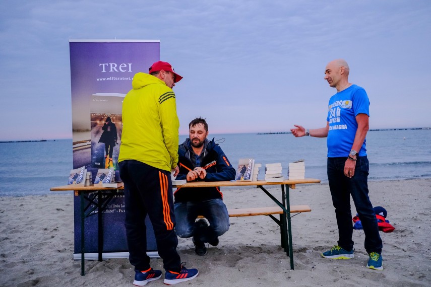 inedit lansare de carte la ora 4 30 pe plaja de la mamaia cu ocazia ultramaratonului autism 24h marea