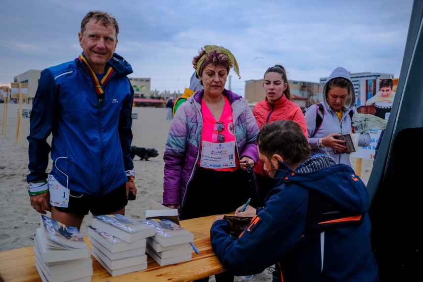 inedit lansare de carte la ora 4 30 pe plaja de la mamaia cu ocazia ultramaratonului autism 24h marea