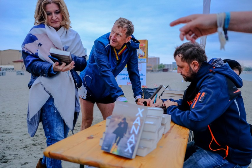inedit lansare de carte la ora 4 30 pe plaja de la mamaia cu ocazia ultramaratonului autism 24h marea
