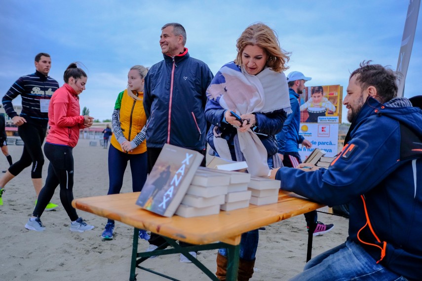 inedit lansare de carte la ora 4 30 pe plaja de la mamaia cu ocazia ultramaratonului autism 24h marea
