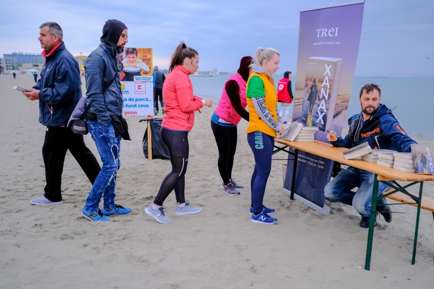 inedit lansare de carte la ora 4 30 pe plaja de la mamaia cu ocazia ultramaratonului autism 24h marea