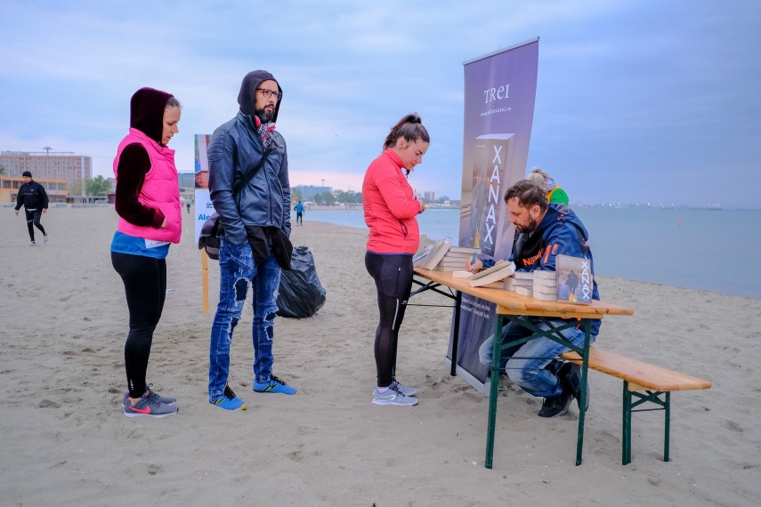inedit lansare de carte la ora 4 30 pe plaja de la mamaia cu ocazia ultramaratonului autism 24h marea
