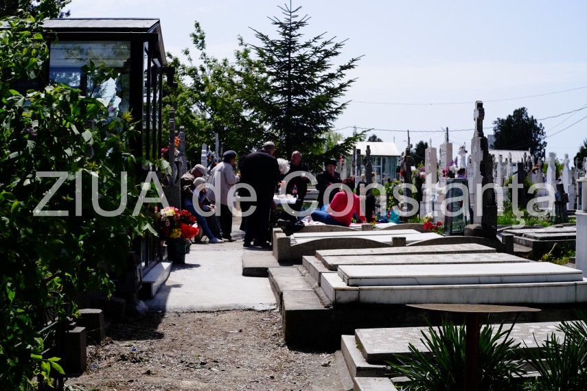 fotoreportaj aglomeratie in cimitirele constantene de pastele blajinilor galerie foto 690469